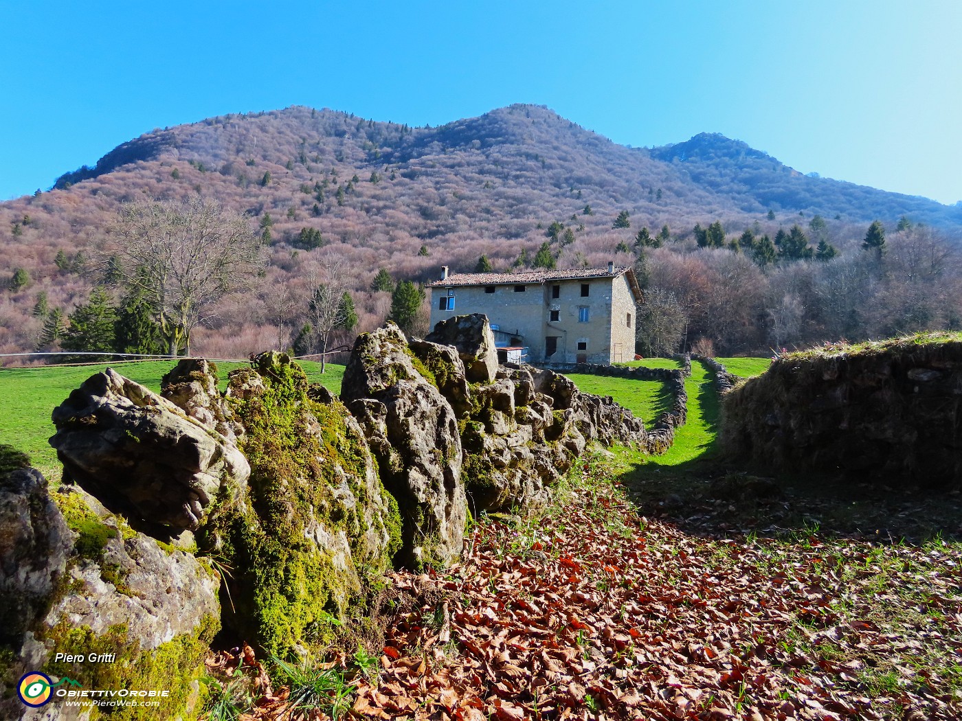 16 Alle Stalle Aral con vista sul Monte Suchello.JPG